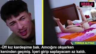 Kız kardeşimi götüne dildo sokarken gördüm Kapıdan izledim