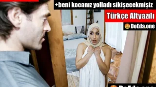 Türbanlı Hanımını Yabancı Erkekle Sikiştirmek İçin Onları Yalnız Bırakıyor